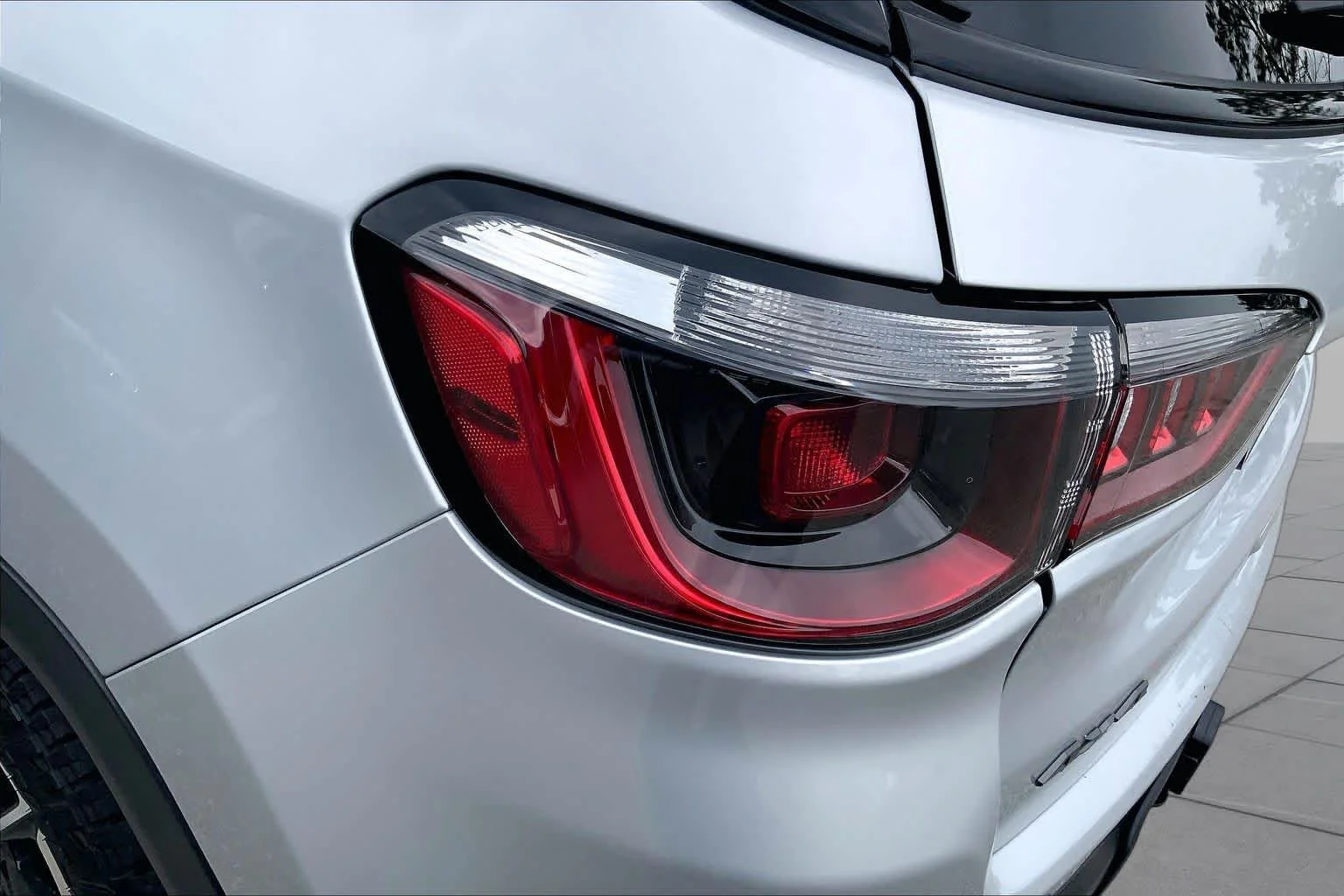 Used 2025 Silver Zynith Metallic Clearcoat Jeep Trailhawk image 29