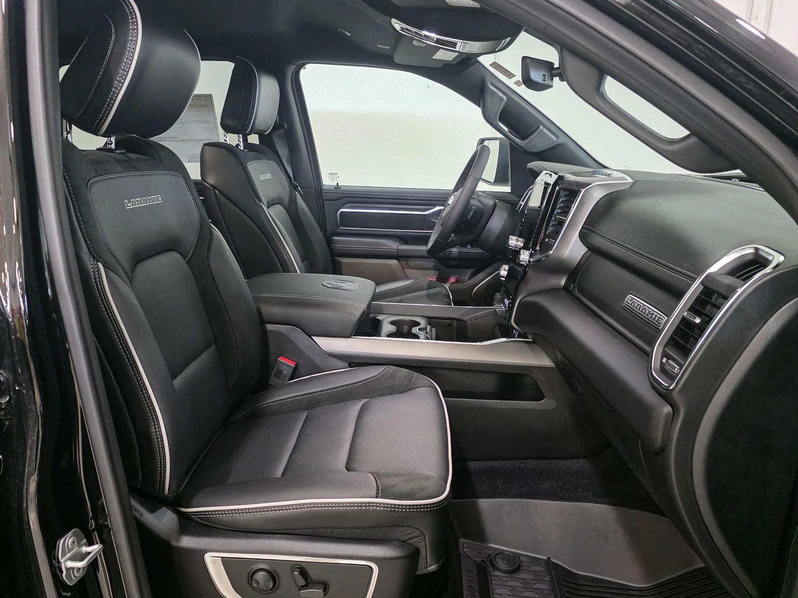 2026 RAM 1500 Laramie - Photo 21