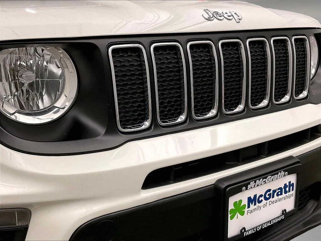 Used 2021 White Jeep Latitude image 32
