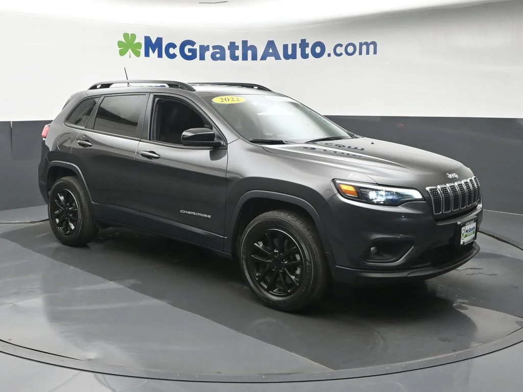 Used 2022 Gray Jeep Latitude Lux image 3