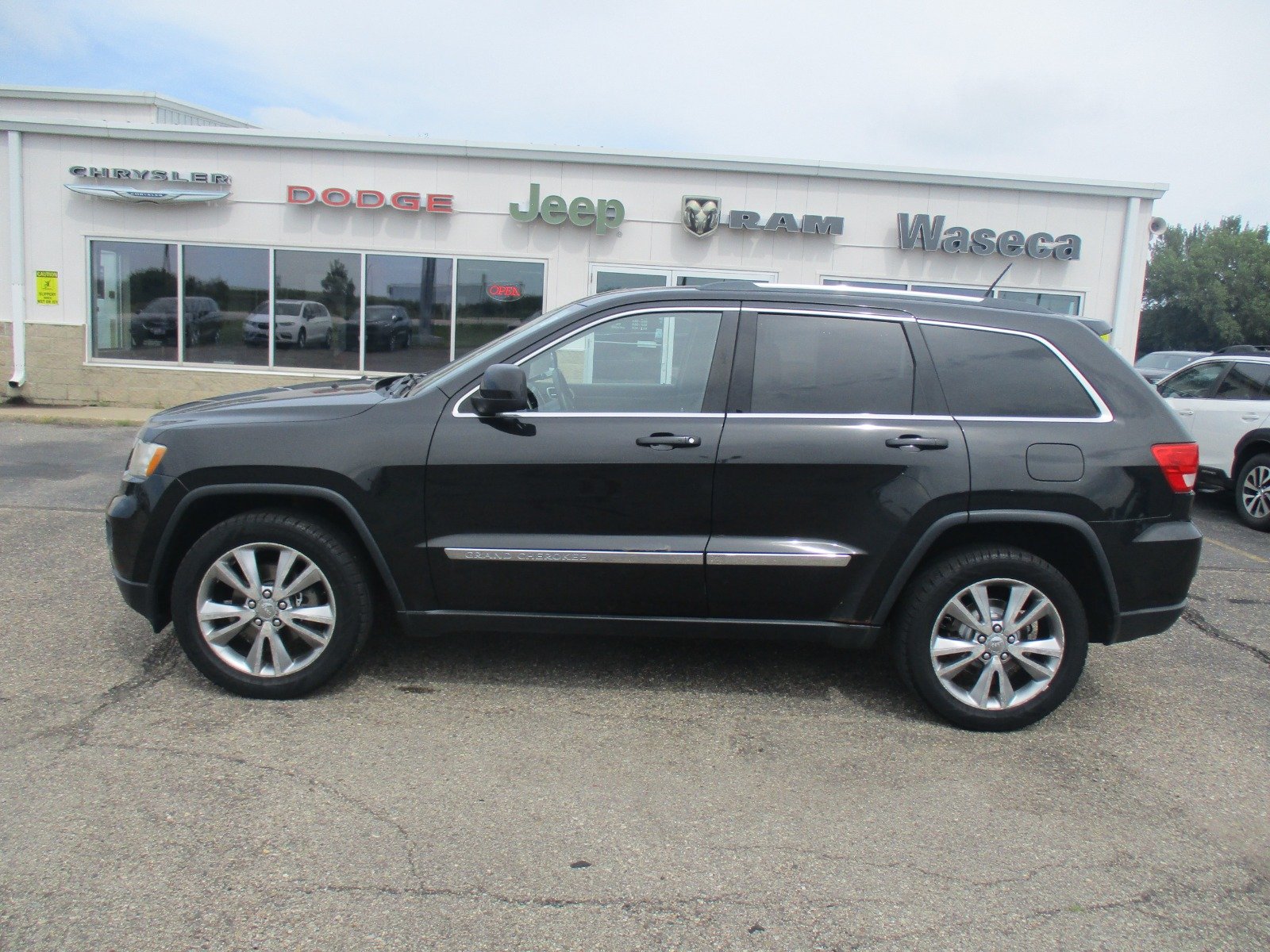 Used 2013 Jeep Grand Cherokee Laredo X with VIN 1C4RJFAG0DC506189 for sale in Waseca, Minnesota