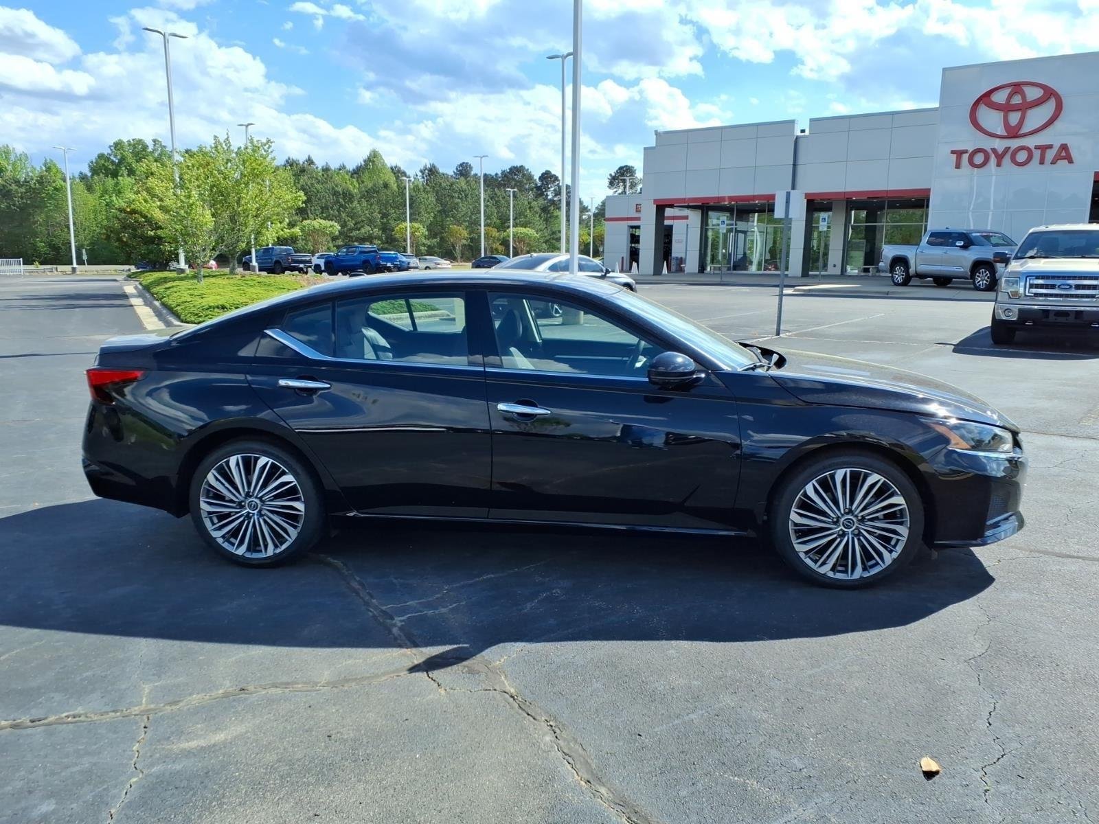 Used 2025 Super Black Nissan SL image 12