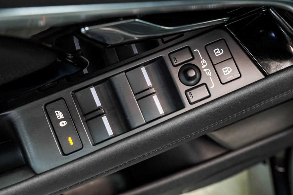 Used 2023 Black Land Rover R-Dynamic SE image 39
