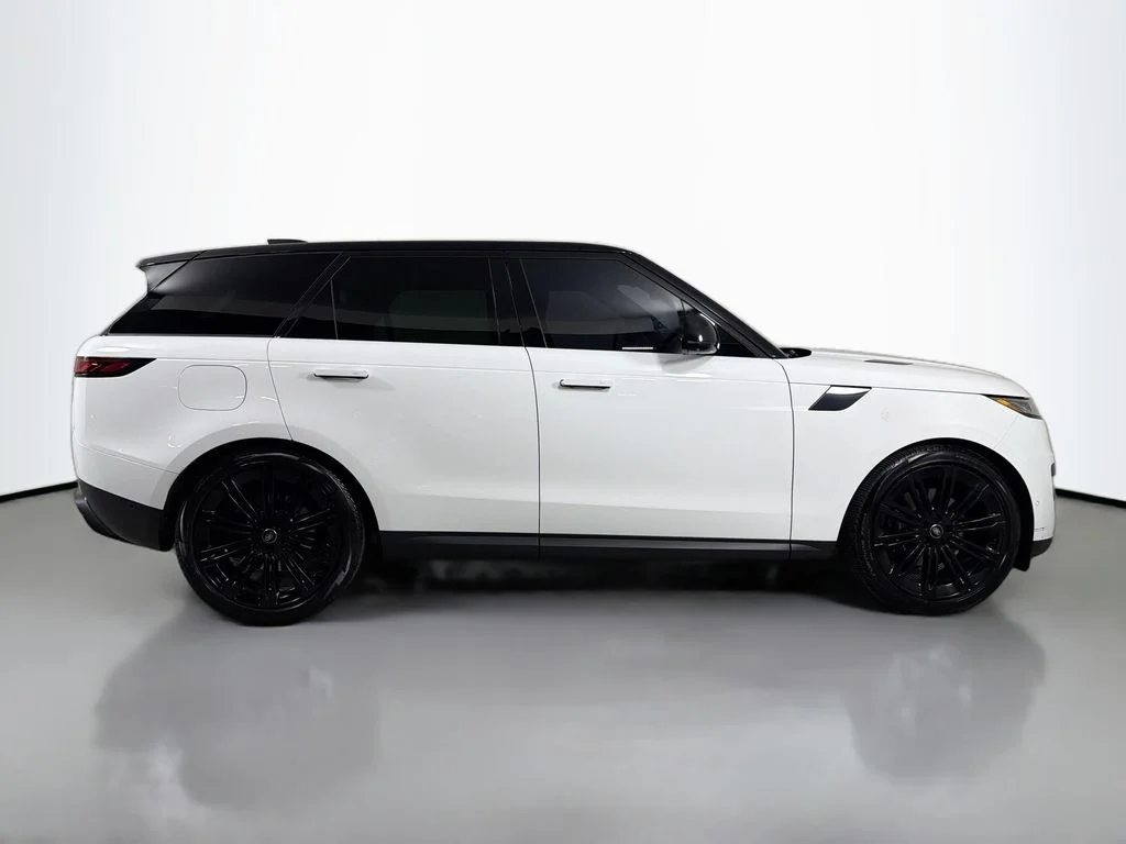 Used 2024 White Land Rover SE image 4