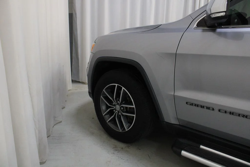 Used 2018 Silver Jeep Limited image 30