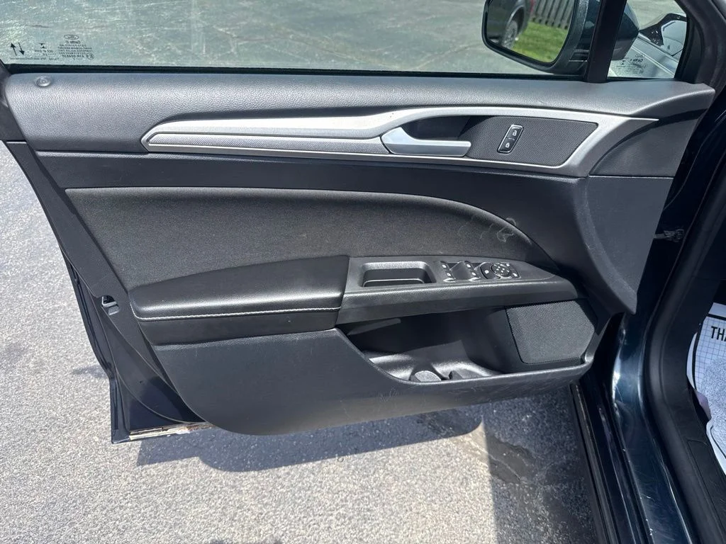 Used 2020 Blue Ford SE image 19