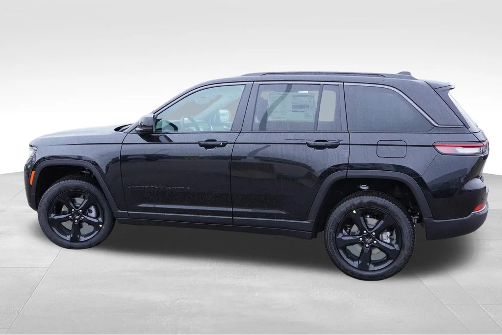 New 2027 High-Gloss Black Paint Jeep Limited image 6