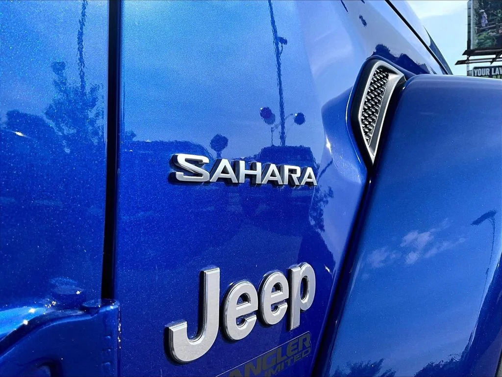 Used 2018 Blue Jeep Unlimited Sahara image 9