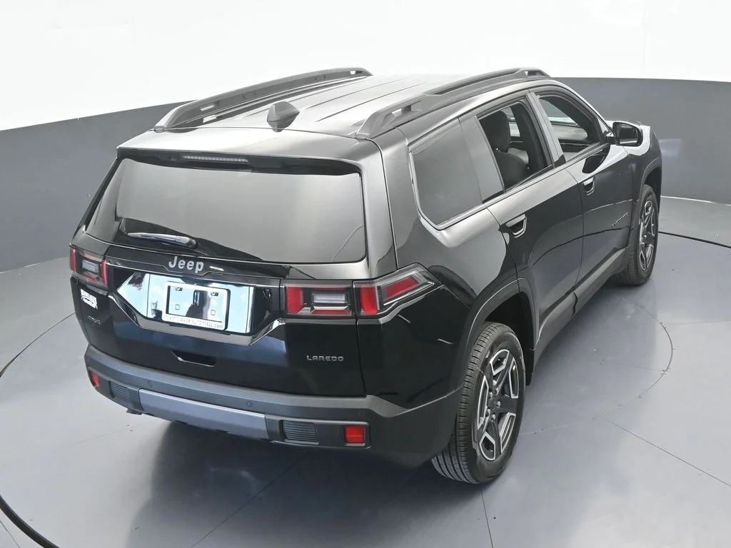 New 2026 Diamond Black Crystal Pearl-Coat Exterior Paint Jeep Laredo image 42