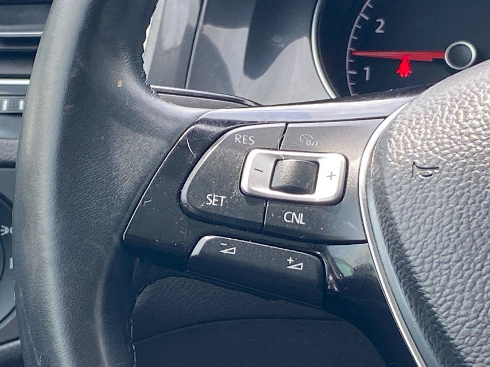 Used 2018 Silver Volkswagen TSI SE 4-Door image 5