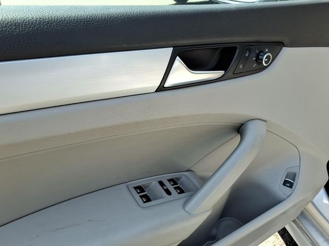 Used 2012 Silver Volkswagen 2.5 SE image 11