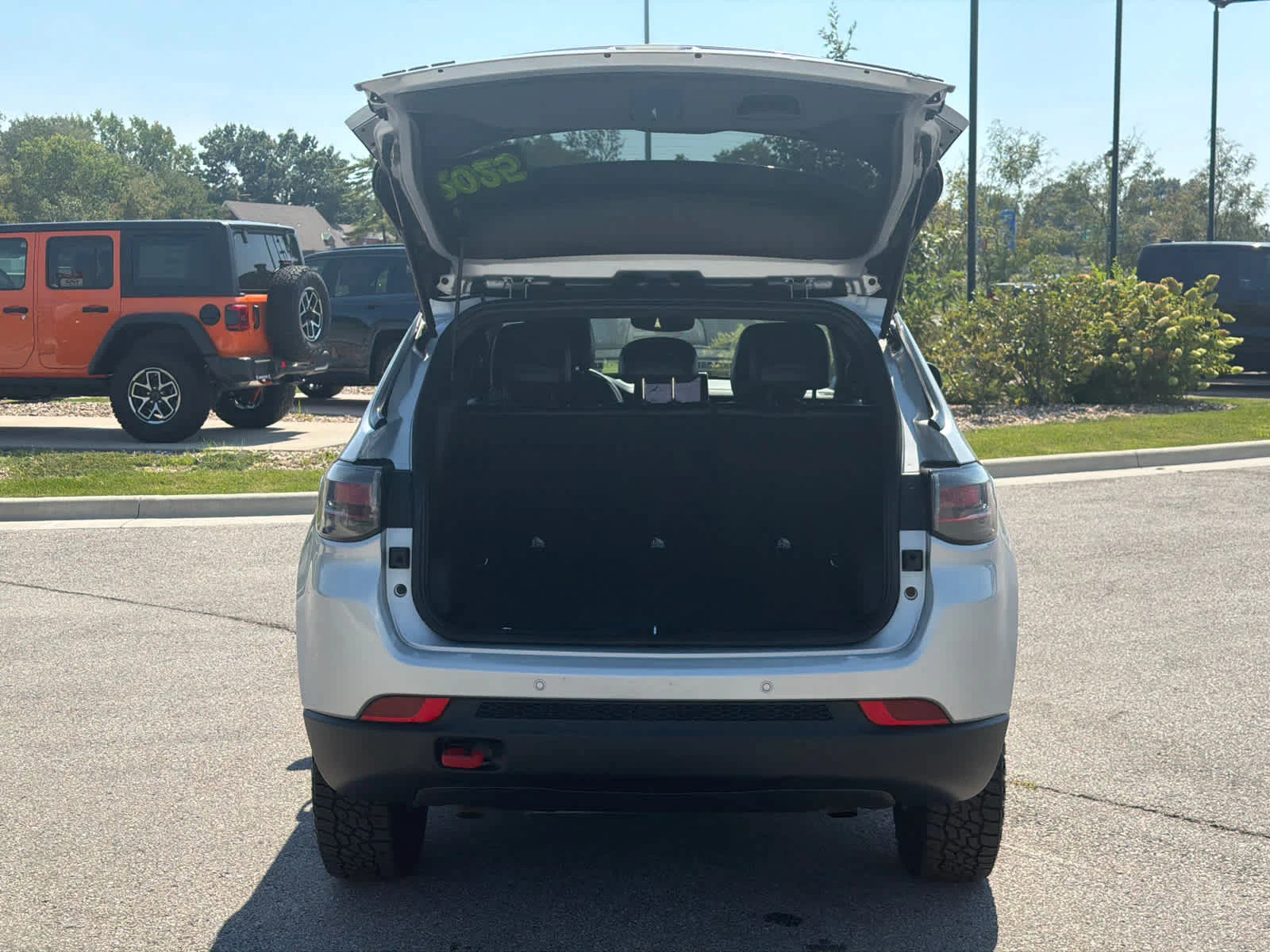 Used 2025 Silver Zynith Metallic Clearcoat Jeep Trailhawk image 8