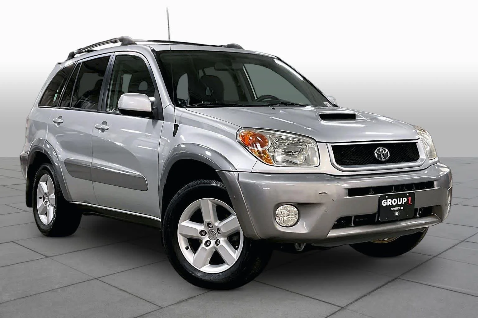 Used 2005 Titanium Metallic Toyota  image 2