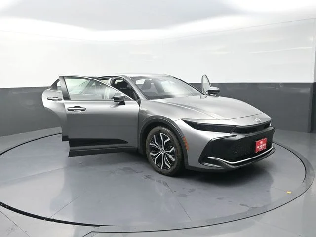 Used 2023  Toyota XLE image 37