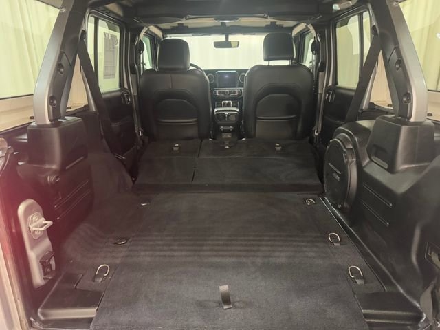 Used 2018 Gray Jeep Sahara image 33
