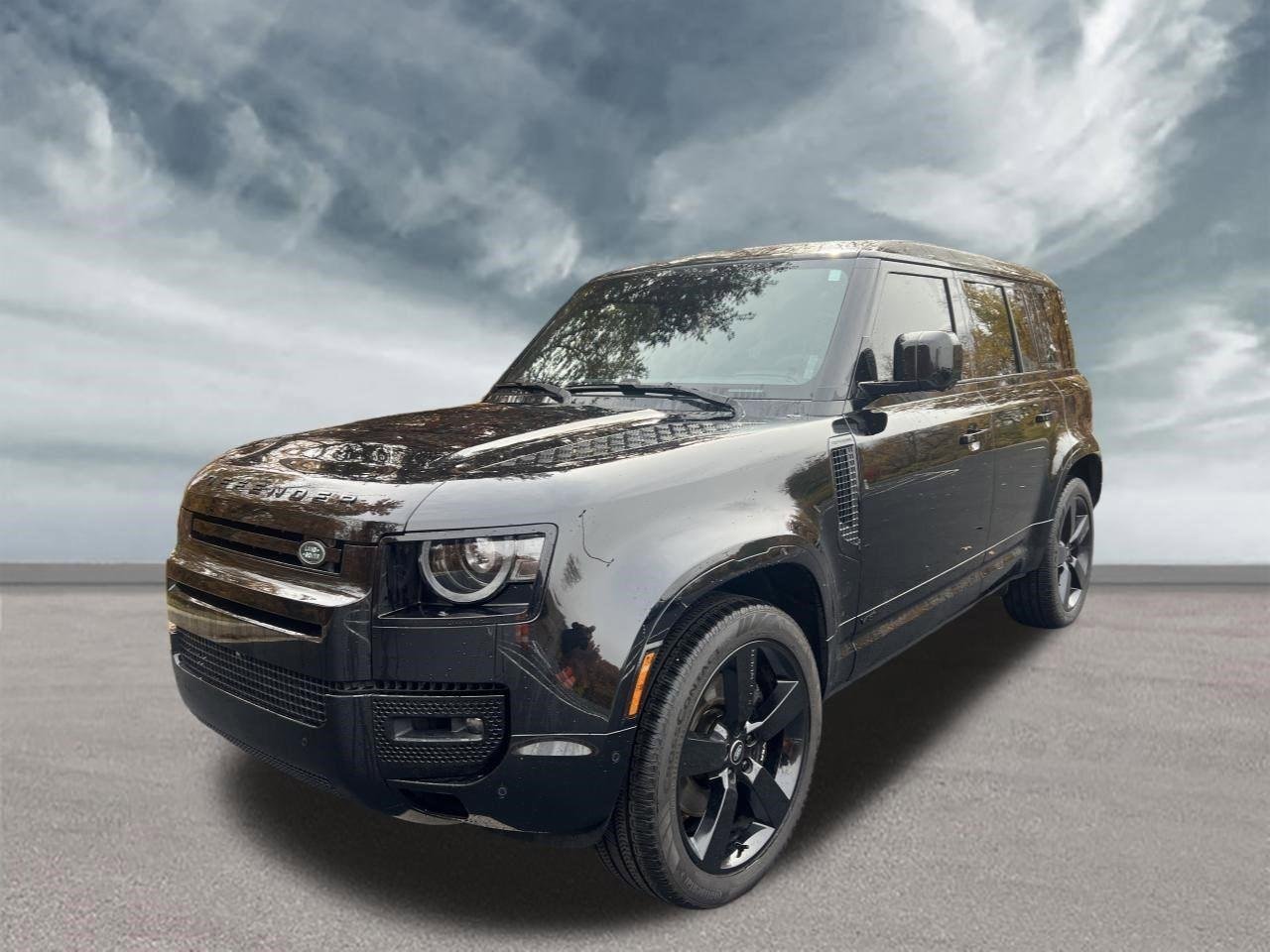 Used 2024 Santorini Black Metallic Land Rover V8 image 1