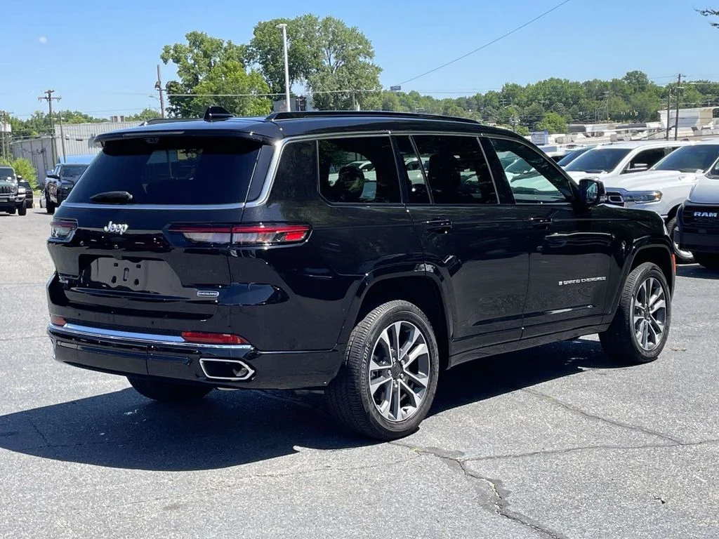 New 2025 Diamond Black Crystal Pearl-Coat Exterior Paint Jeep Overland image 8