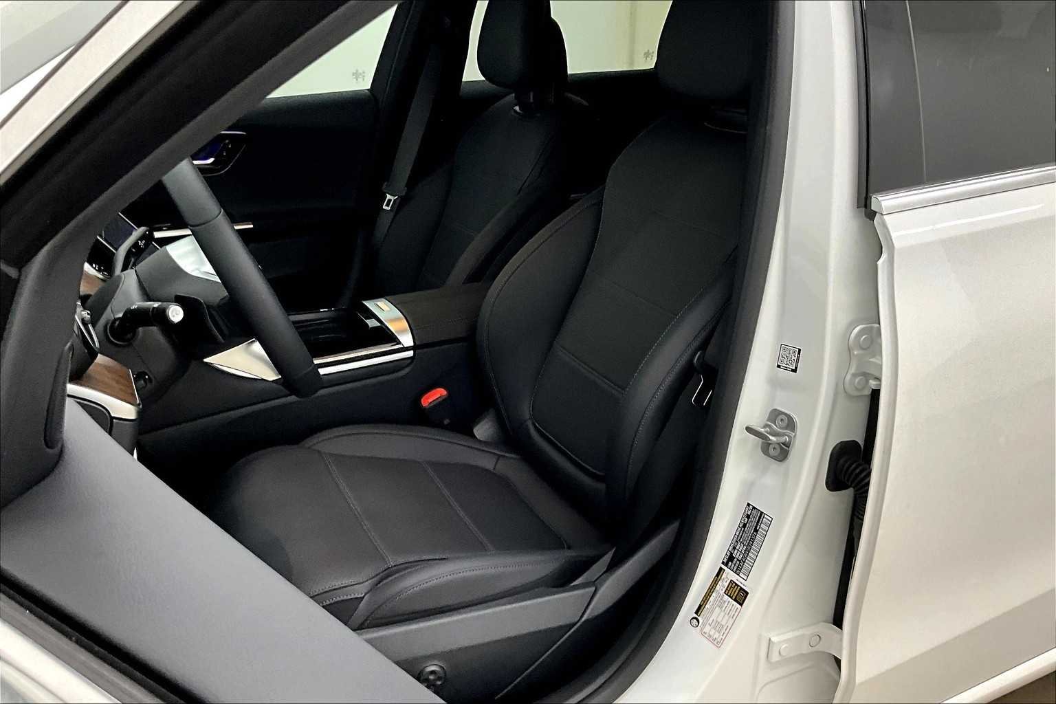 2025 Mercedes-Benz C-Class Sedan C 300 - Photo 9