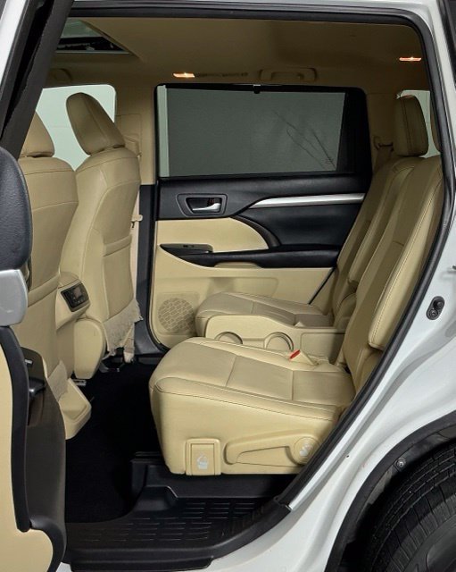 Used 2017 White Toyota XLE image 21
