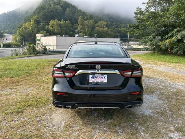 Used 2021 Black Nissan 3.5 SL image 6