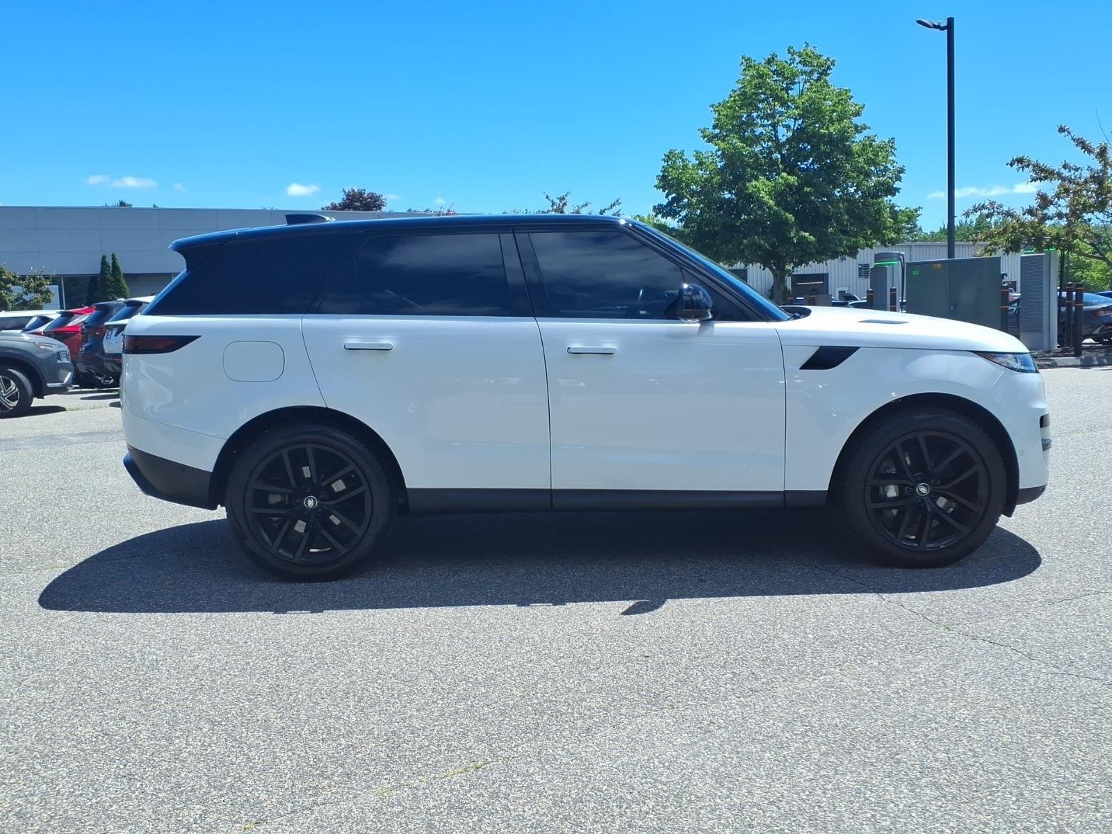 Used 2024 Fuji White Land Rover SE image 4