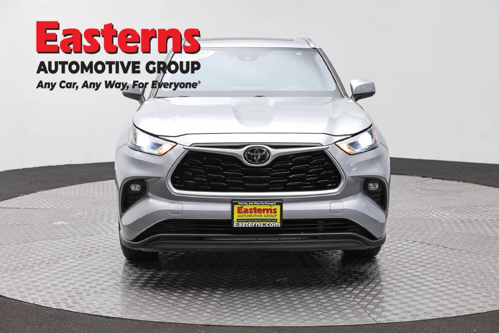 Used 2021 Silver Toyota XLE image 4