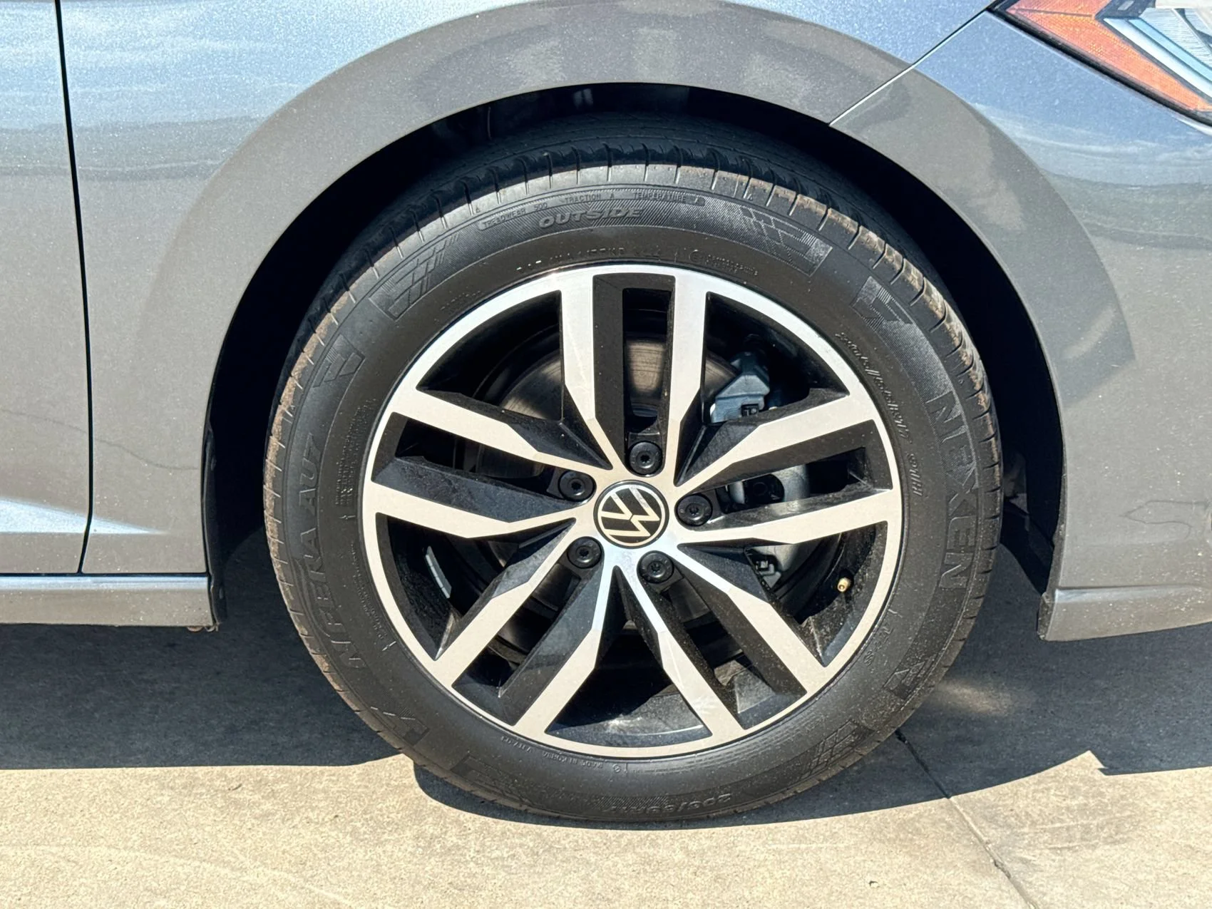 Used 2025 Gray Volkswagen SE image 10