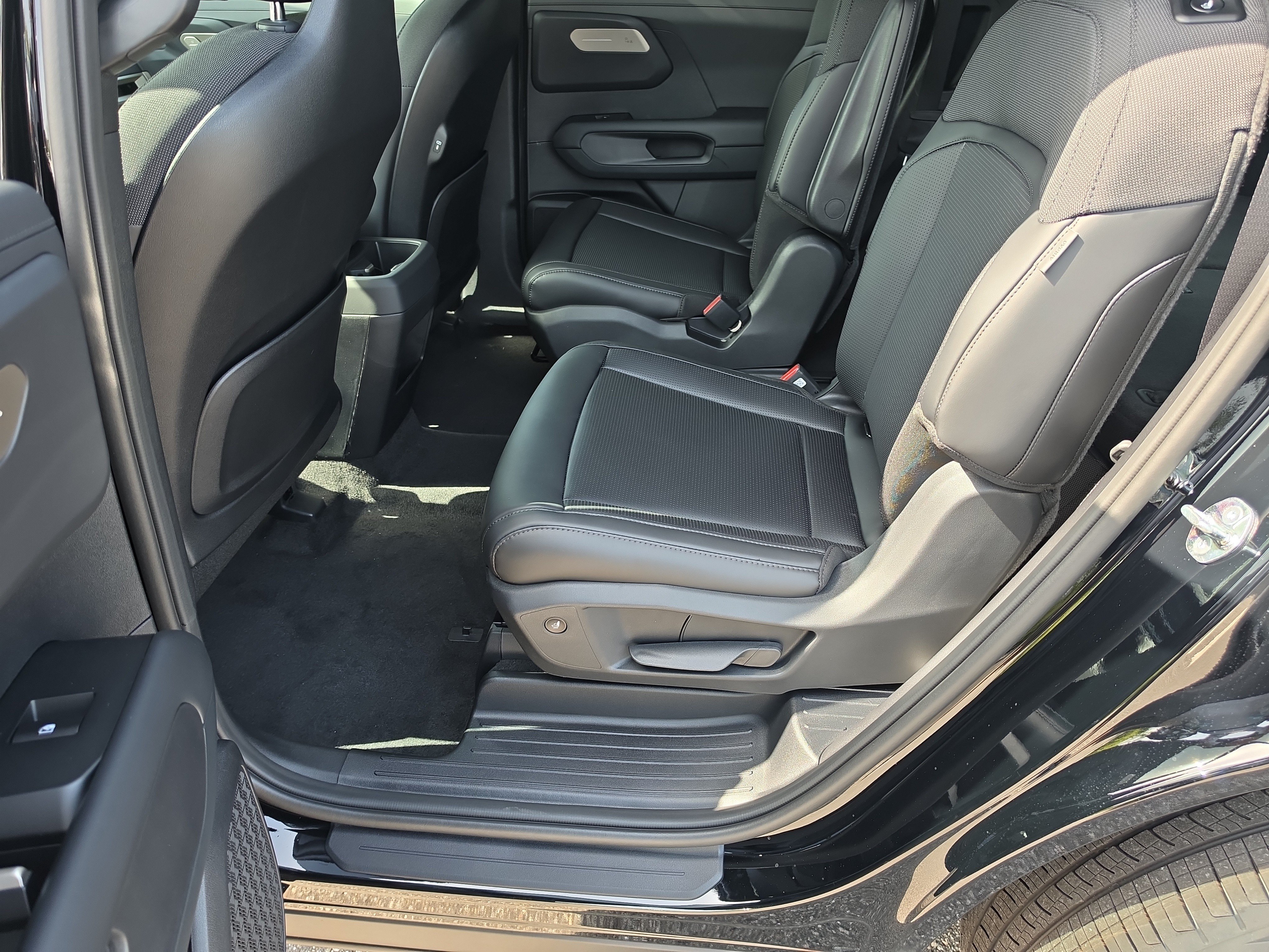 New 2027 Ebony Black Kia S image 17