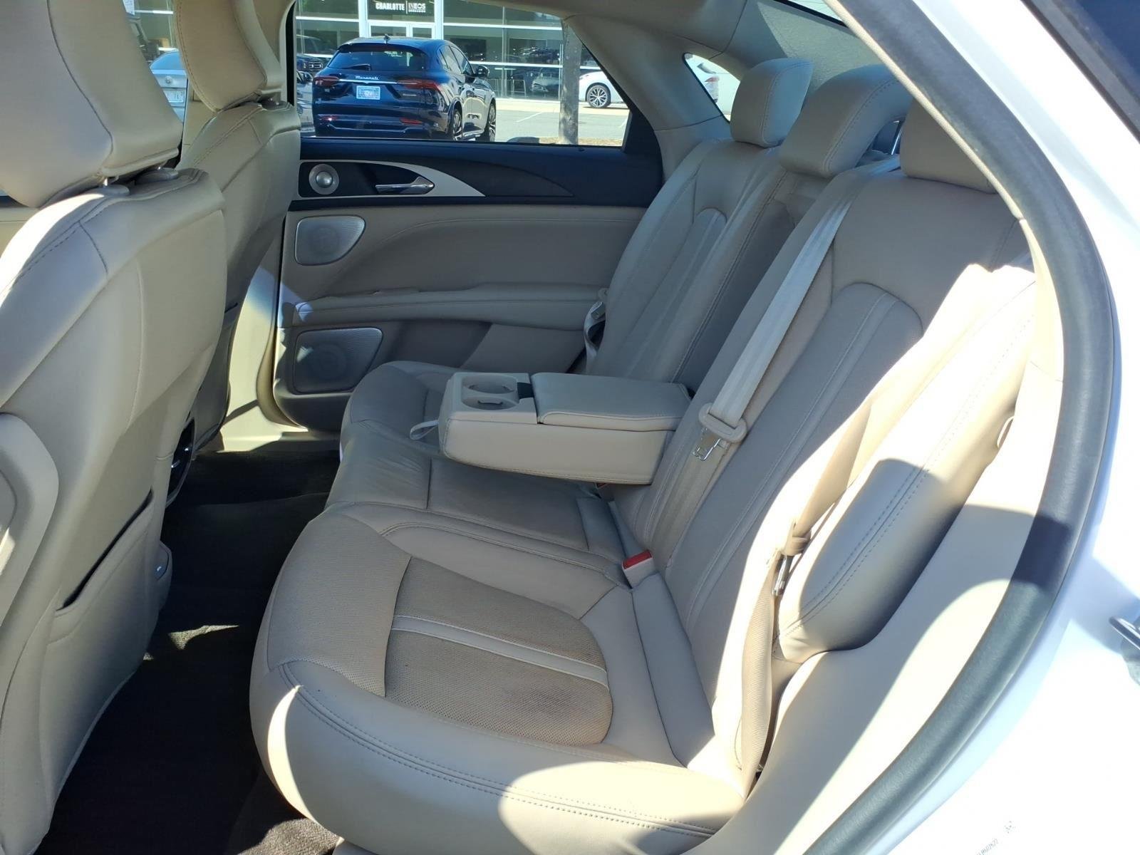 Used 2020 White Platinum Metallic Tri-Coat Lincoln Reserve image 19