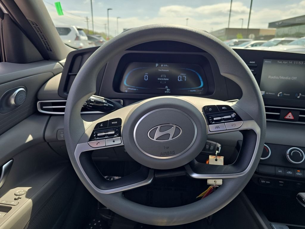 Used 2025 White Hyundai SE image 14