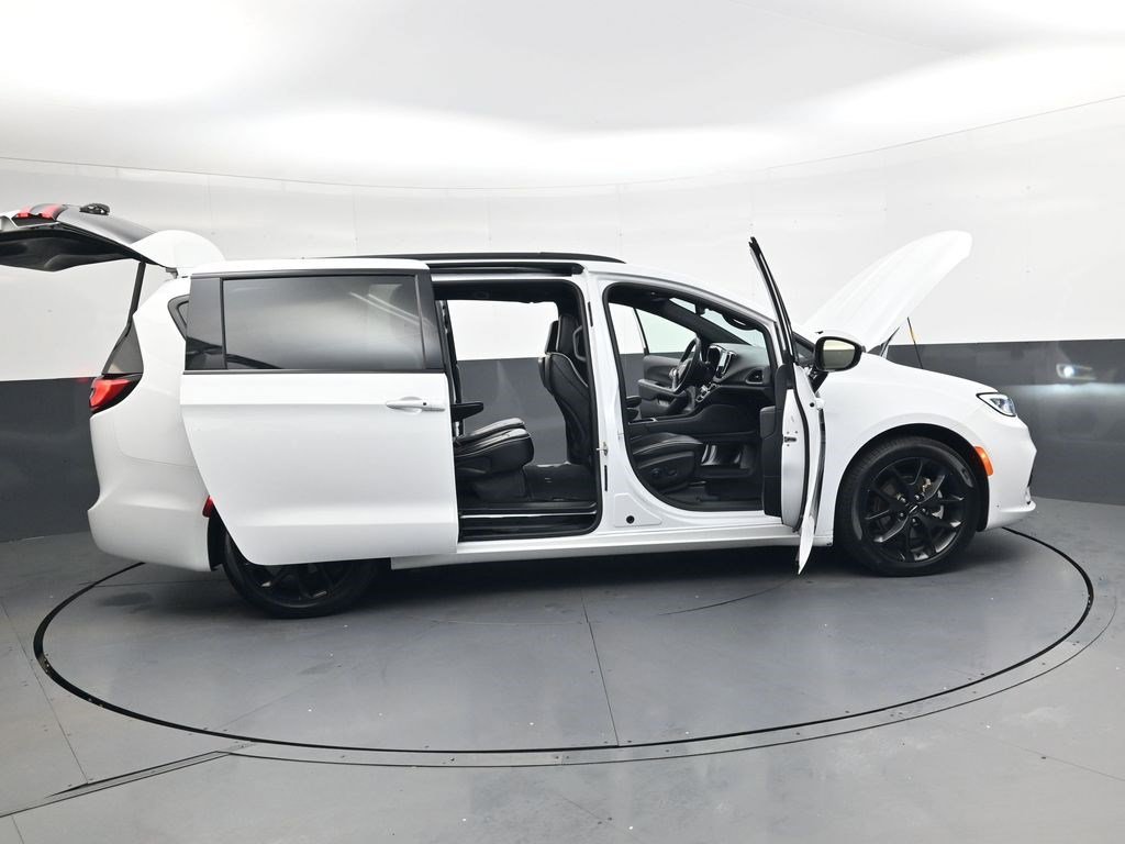 Used 2025 Bright White Clearcoat Chrysler Limited image 43
