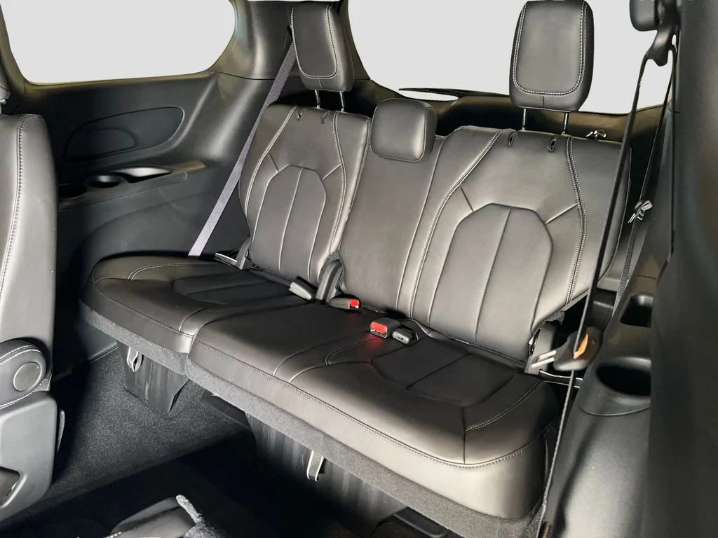 2026 Chrysler Pacifica Select - Photo 13