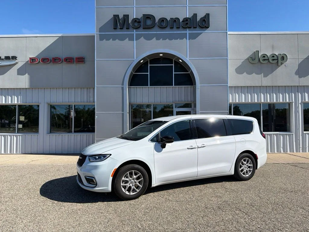 Used 2025 White Chrysler Select image 1