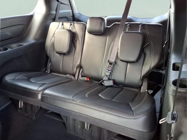 Used 2025  Chrysler Select image 19