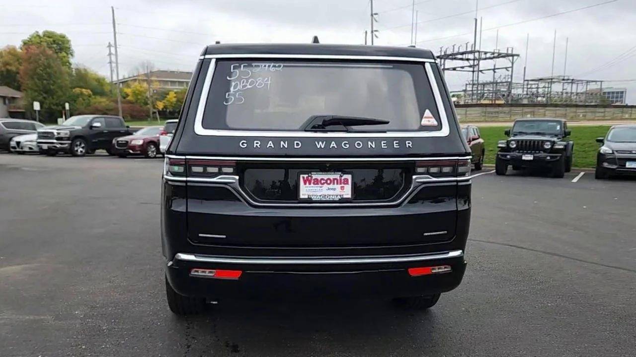 New 2023 Diamond Black Crystal Pearl-Coat Exterior Paint Jeep Series III image 8