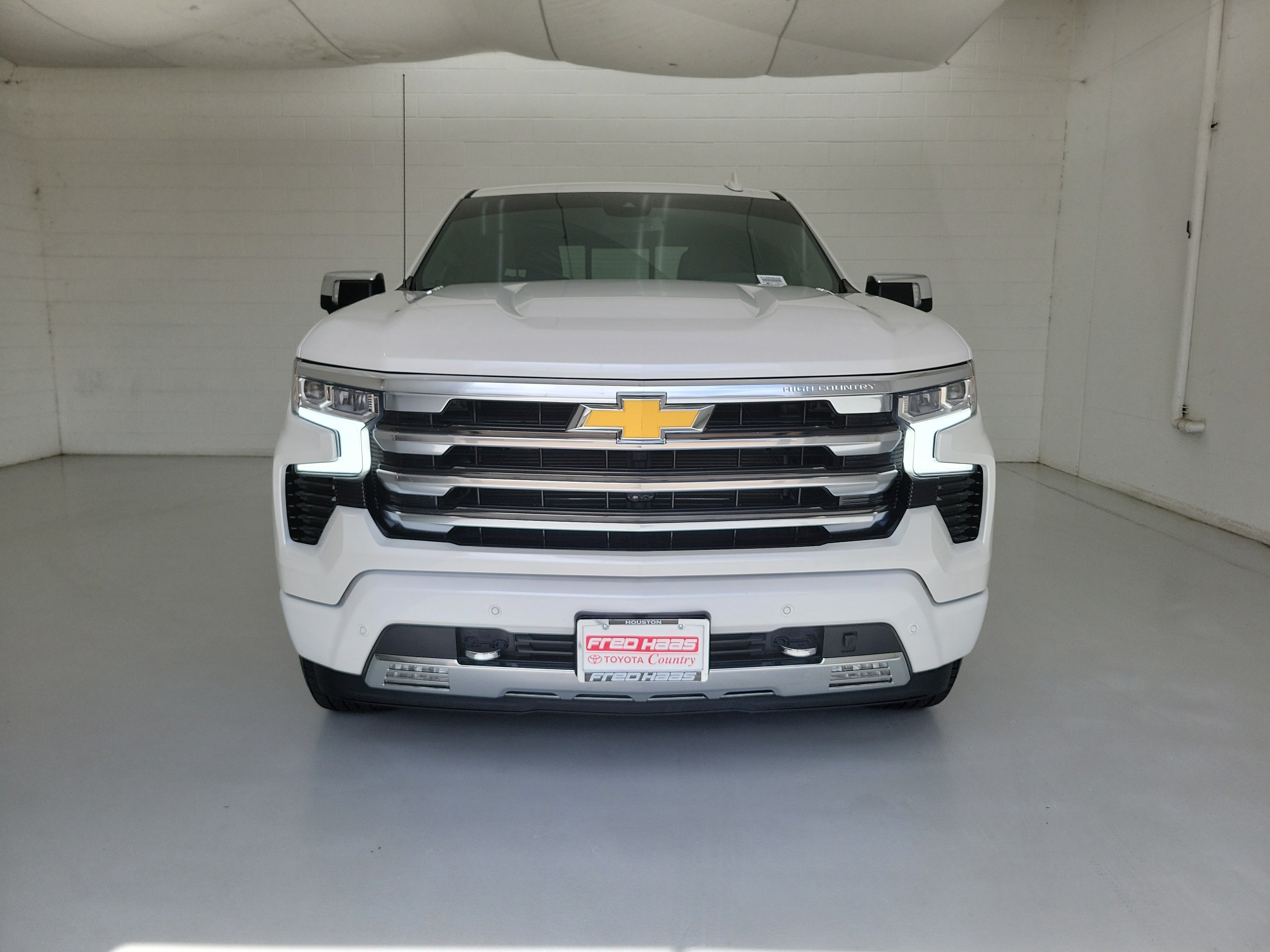 Used 2023 Iridescent Pearl Tricoat Chevrolet High Country image 3