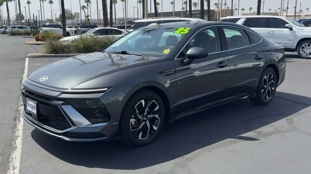 Used 2025 Gray Hyundai SEL image 5