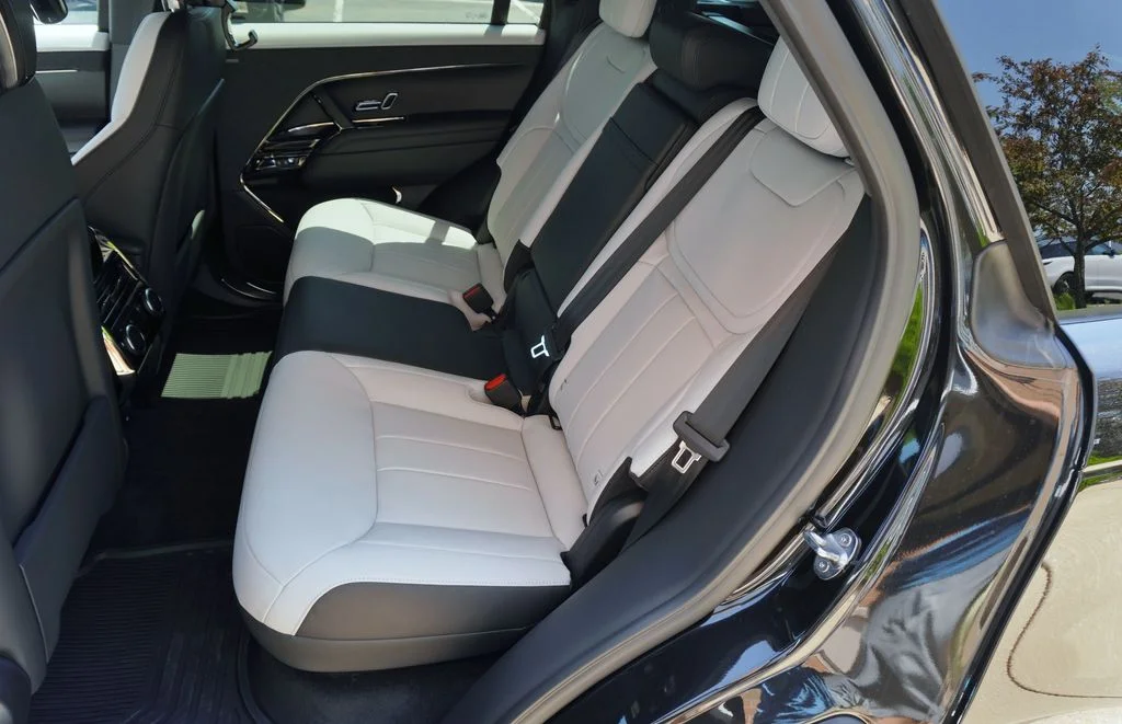 New 2026 Santorini Black Land Rover Dynamic SE image 33