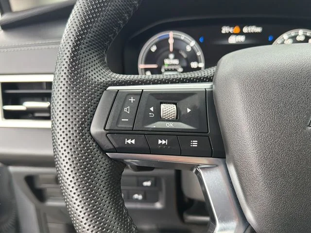 Used 2023  Mitsubishi SE image 22