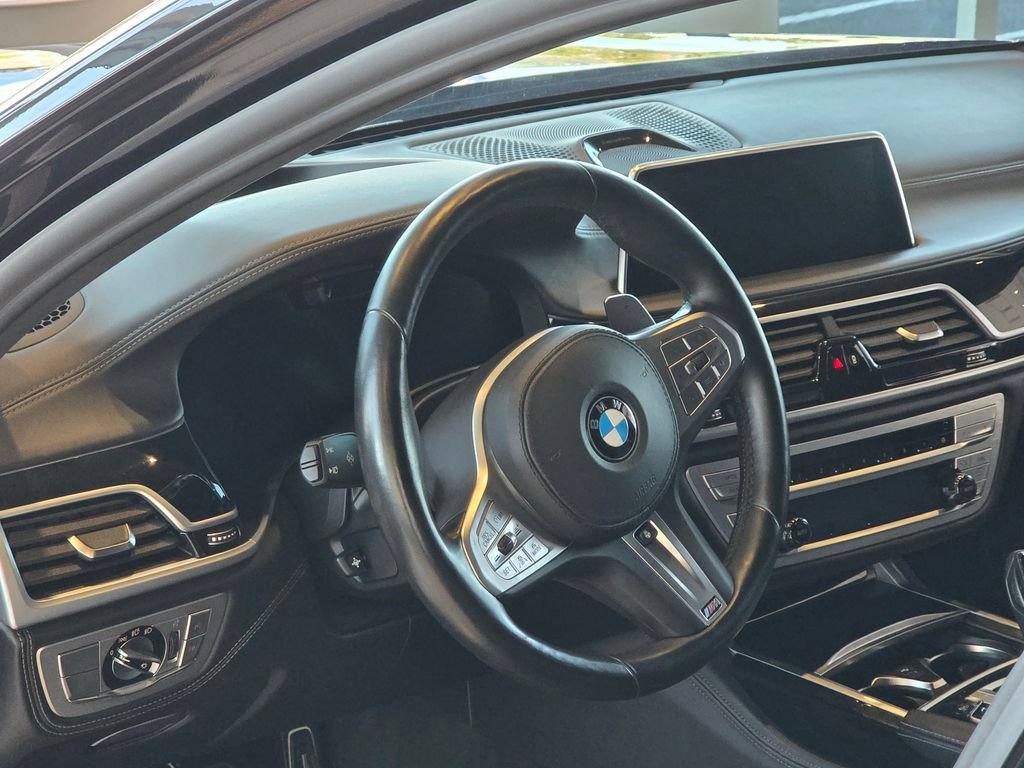 2021 BMW 7 Series M760i - Photo 65