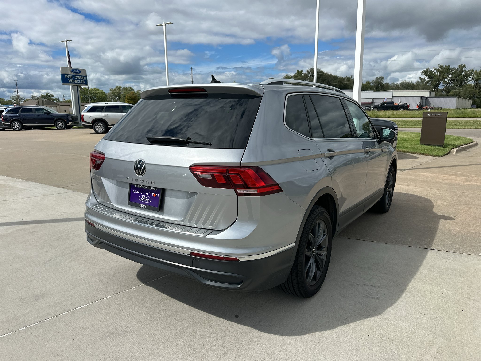 Used 2023 Pyrite Silver Metallic Volkswagen SE image 10