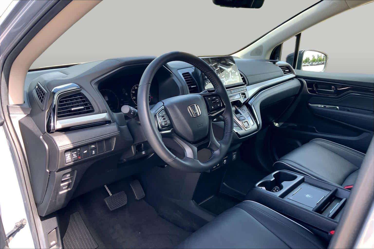 Used 2025 Sonic Gray Pearl Honda Touring image 17