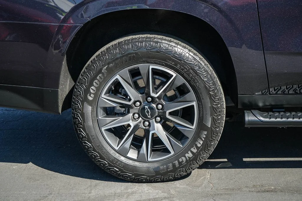 Used 2023 Gray Chevrolet Z71 image 11