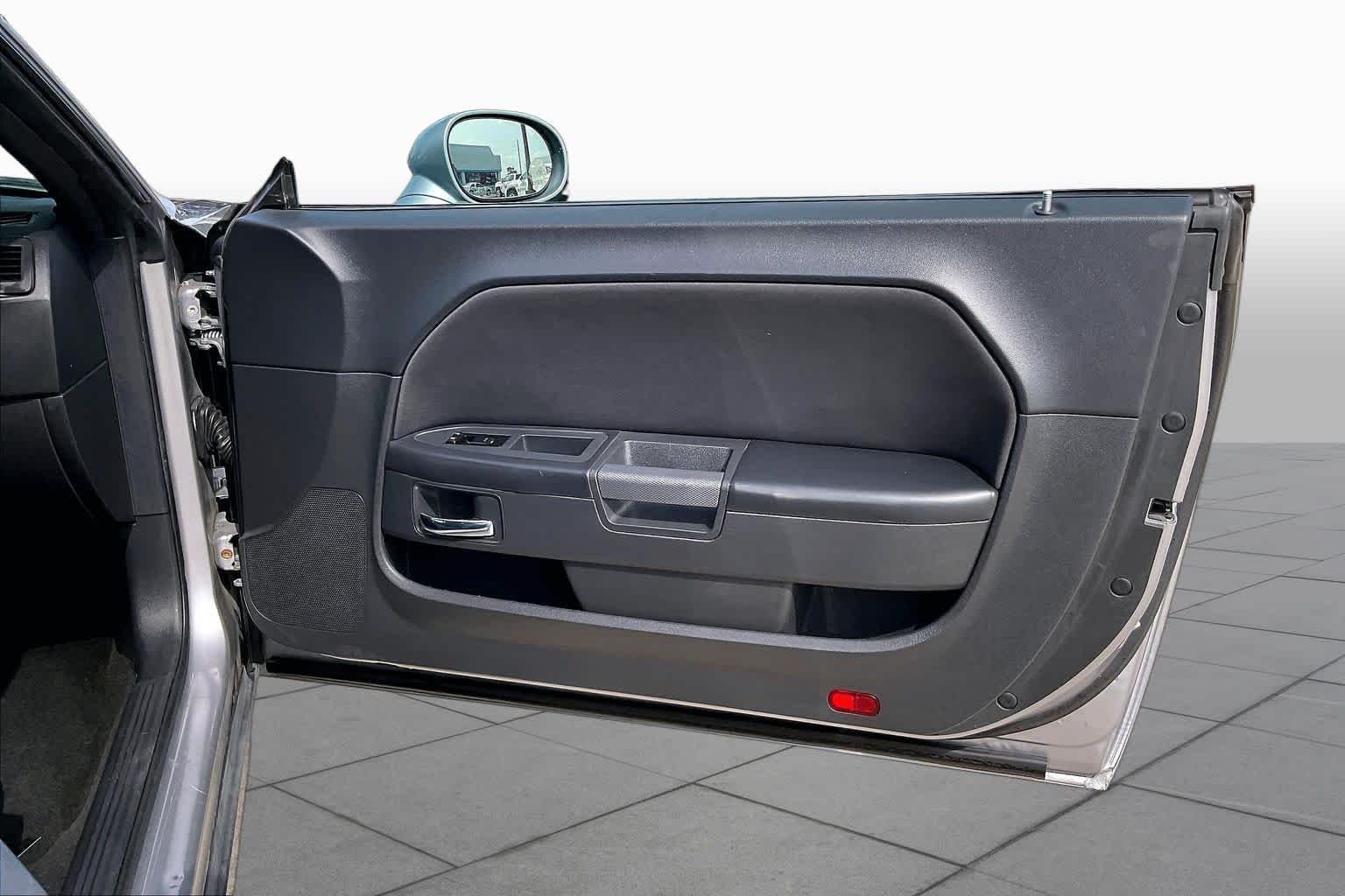 Used 2014 Billet Silver Metallic Clearcoat Dodge R/T image 19