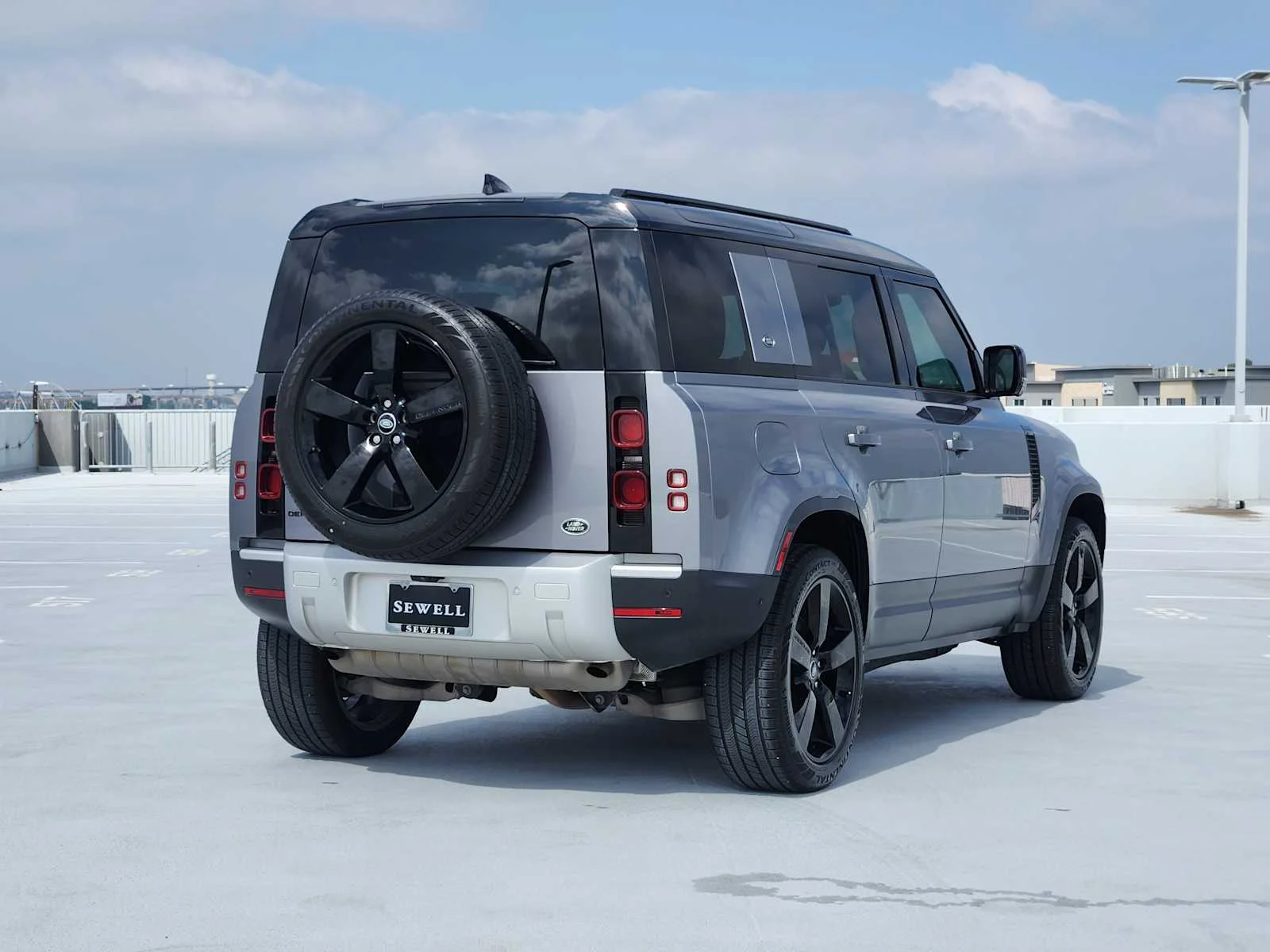 Used 2022 Eiger Grey Metallic Land Rover SE image 5