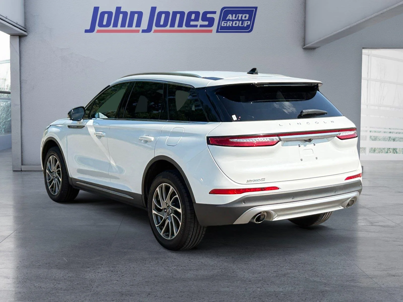 Used 2022 Pristine White Lincoln Standard image 3