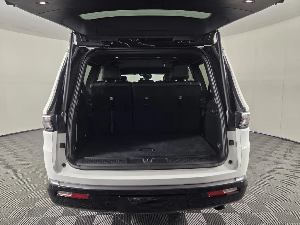 New 2026 Bright White Clear-Coat Exterior Paint Jeep  image 20