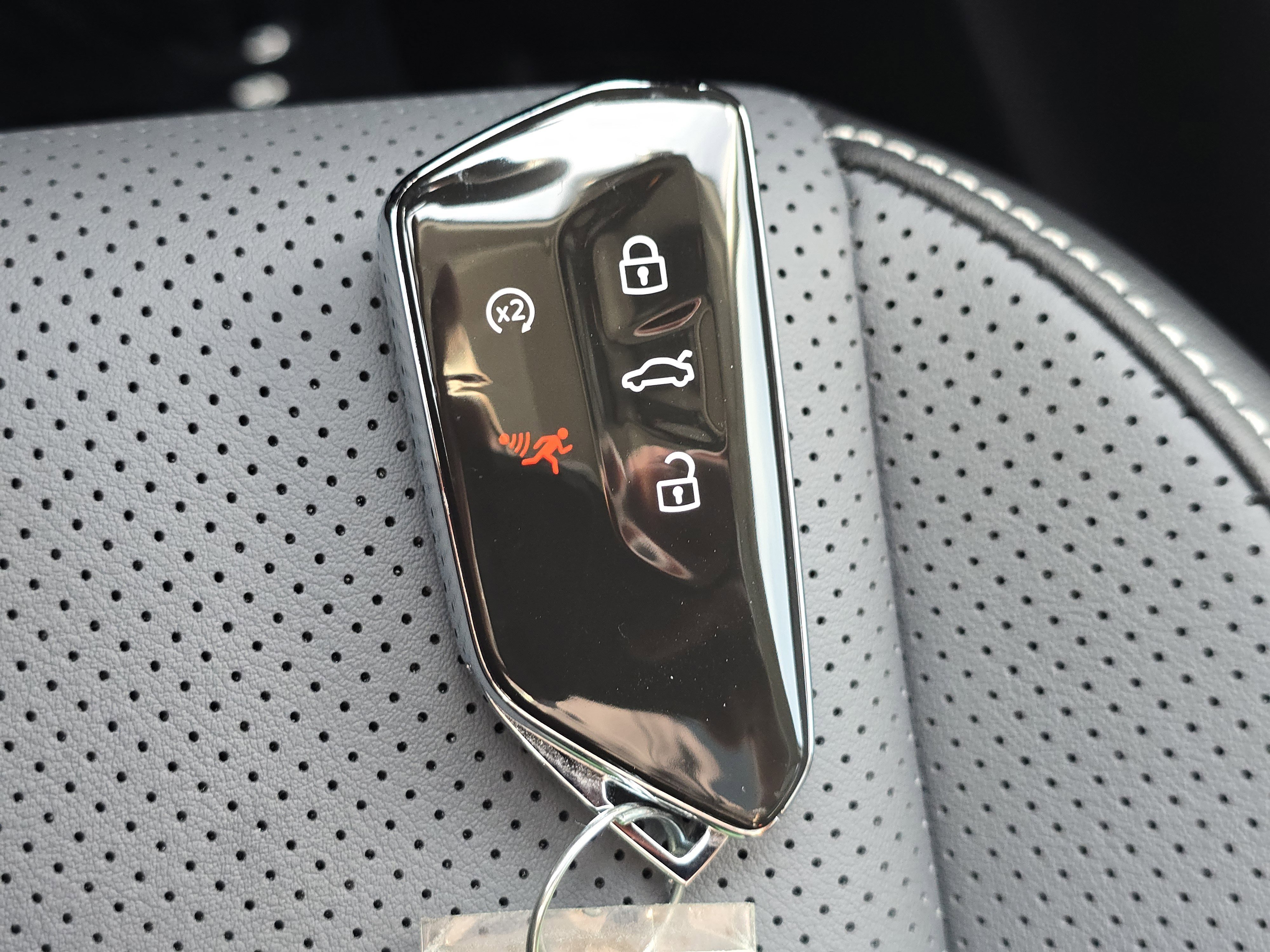 New 2026 Platinum Gray Metallic Volkswagen SE image 28