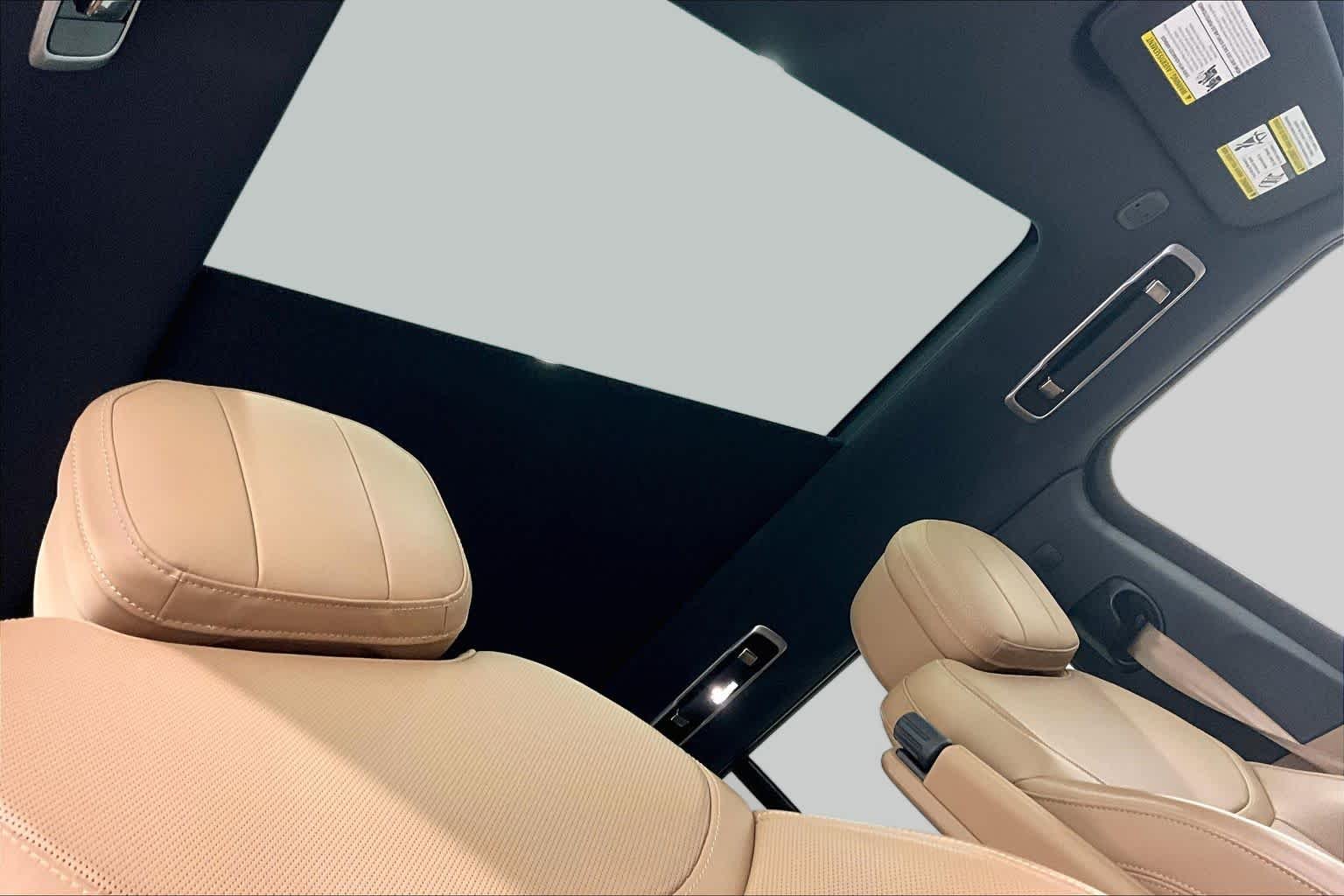 Used 2023 Icy White SV Bespoke Special Effect Gloss Land Rover SE image 14