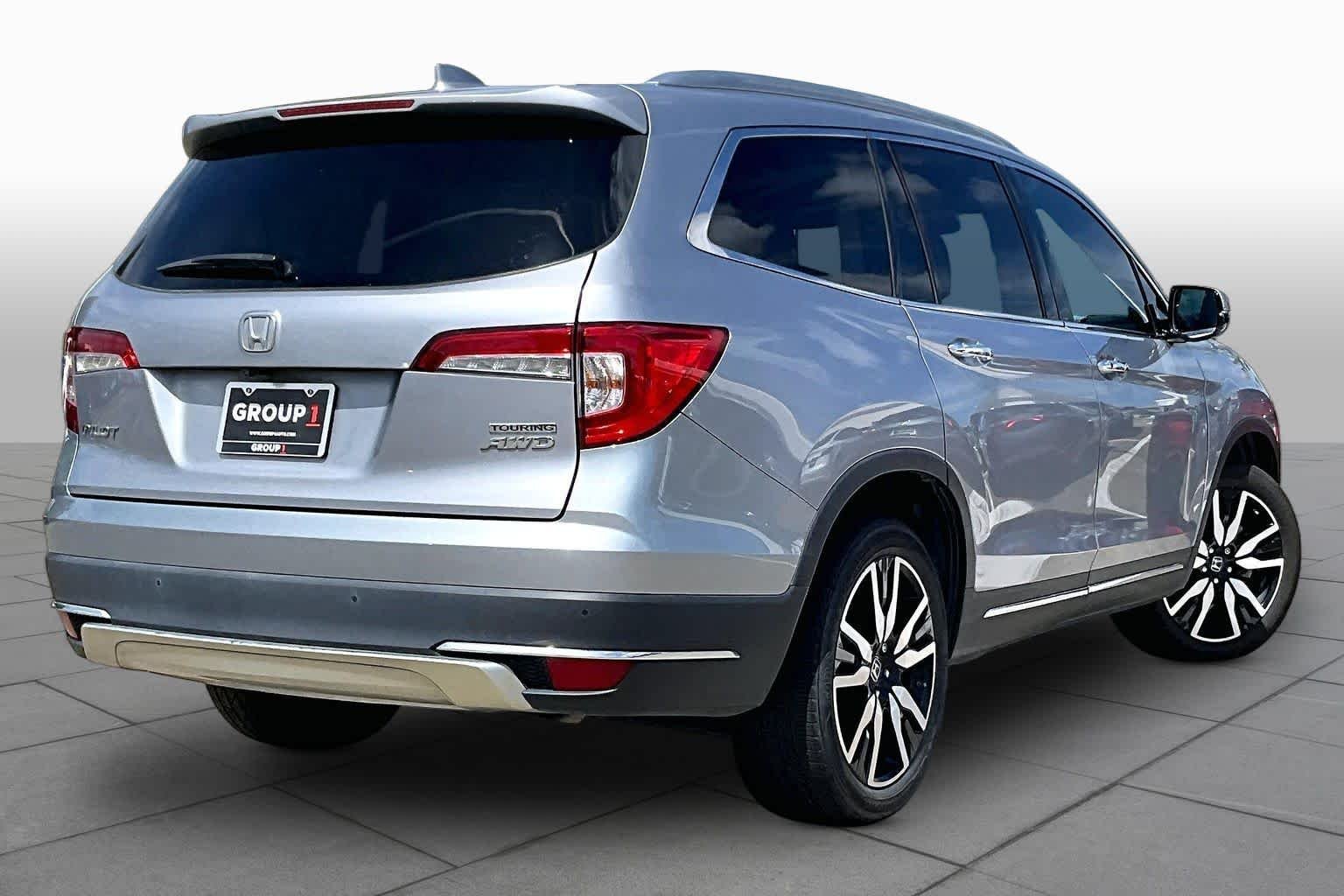 Used 2019 Lunar Silver Metallic Honda Touring 8-Passenger image 12